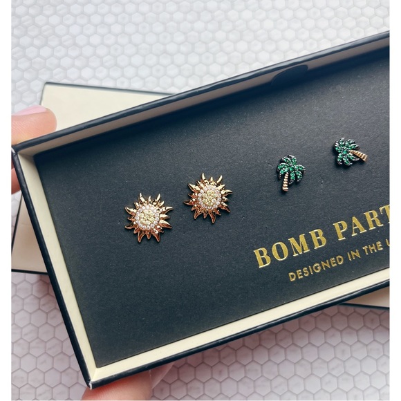 NWT 🌴 STUD EARRING SET - Picture 2 of 6